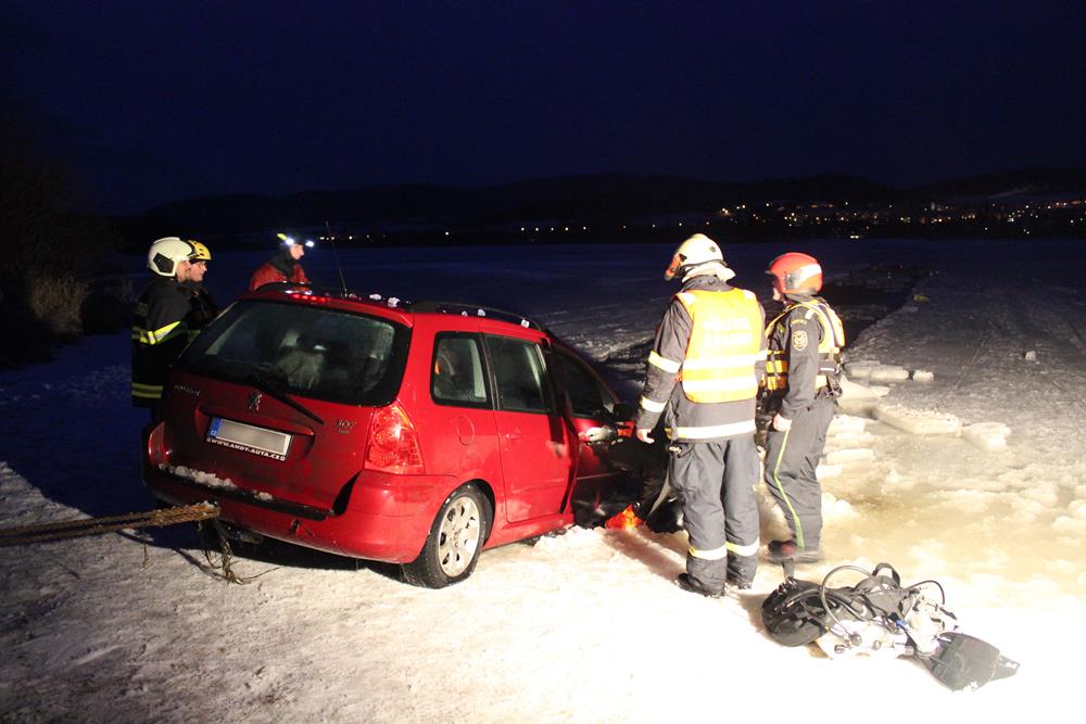 16 Auto pod ledem, Bližší Lhota - 24. 2. 2015 (16).JPG