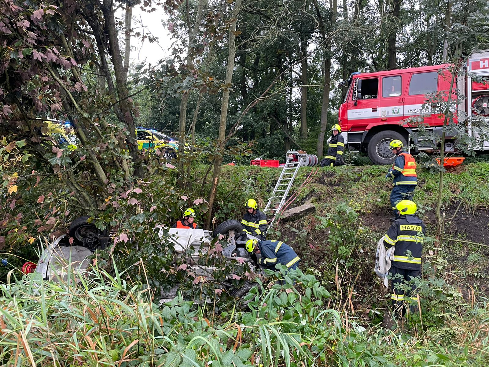 160-Tragická nehoda osobního vozidla nedaleko Bělče v okrese Kladno.jpg