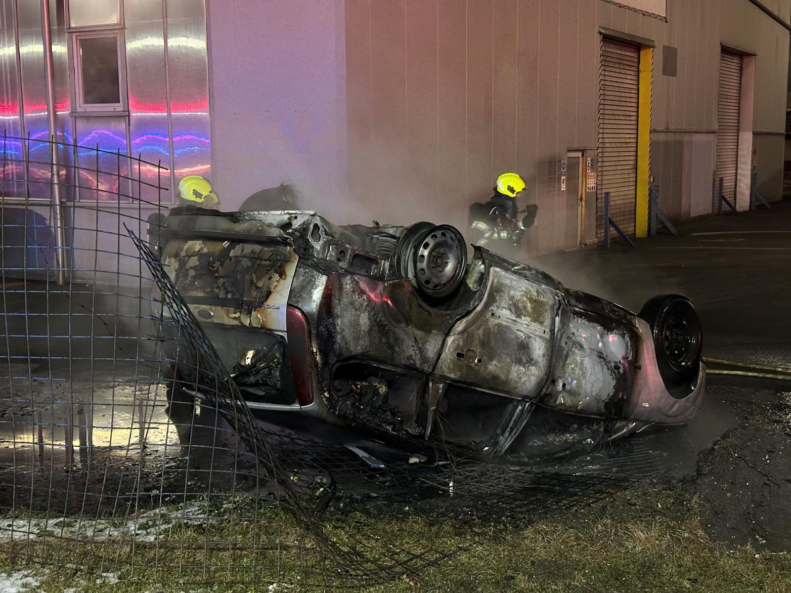 160225-Požár osobního vozidla po nehodě v ulici U Dýhárny v Kralupech nad Vltavou na Mělnicku.jpg