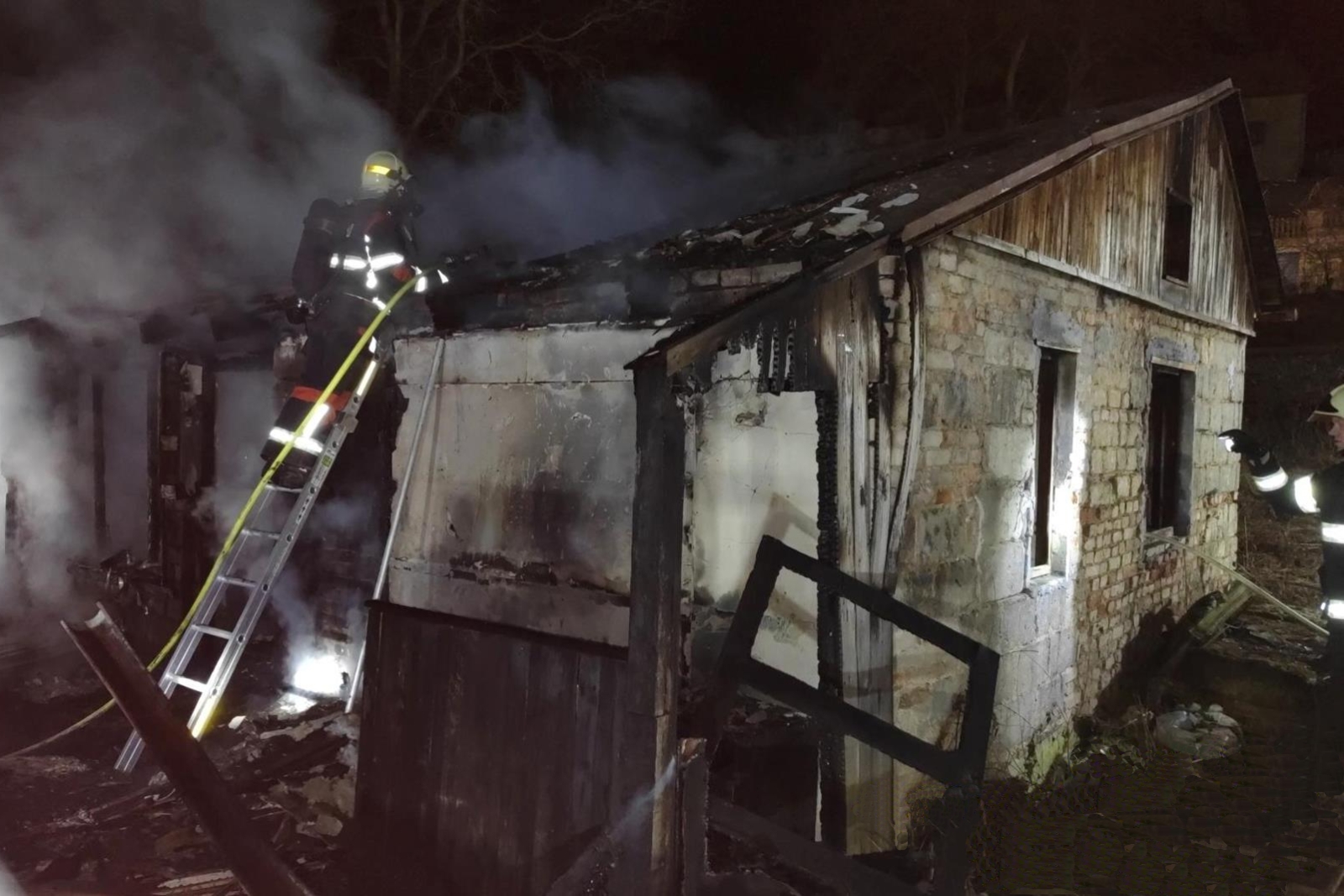 160226-Požár staršího objektu v blízkosti Pražské ulice v Berouně.jpg