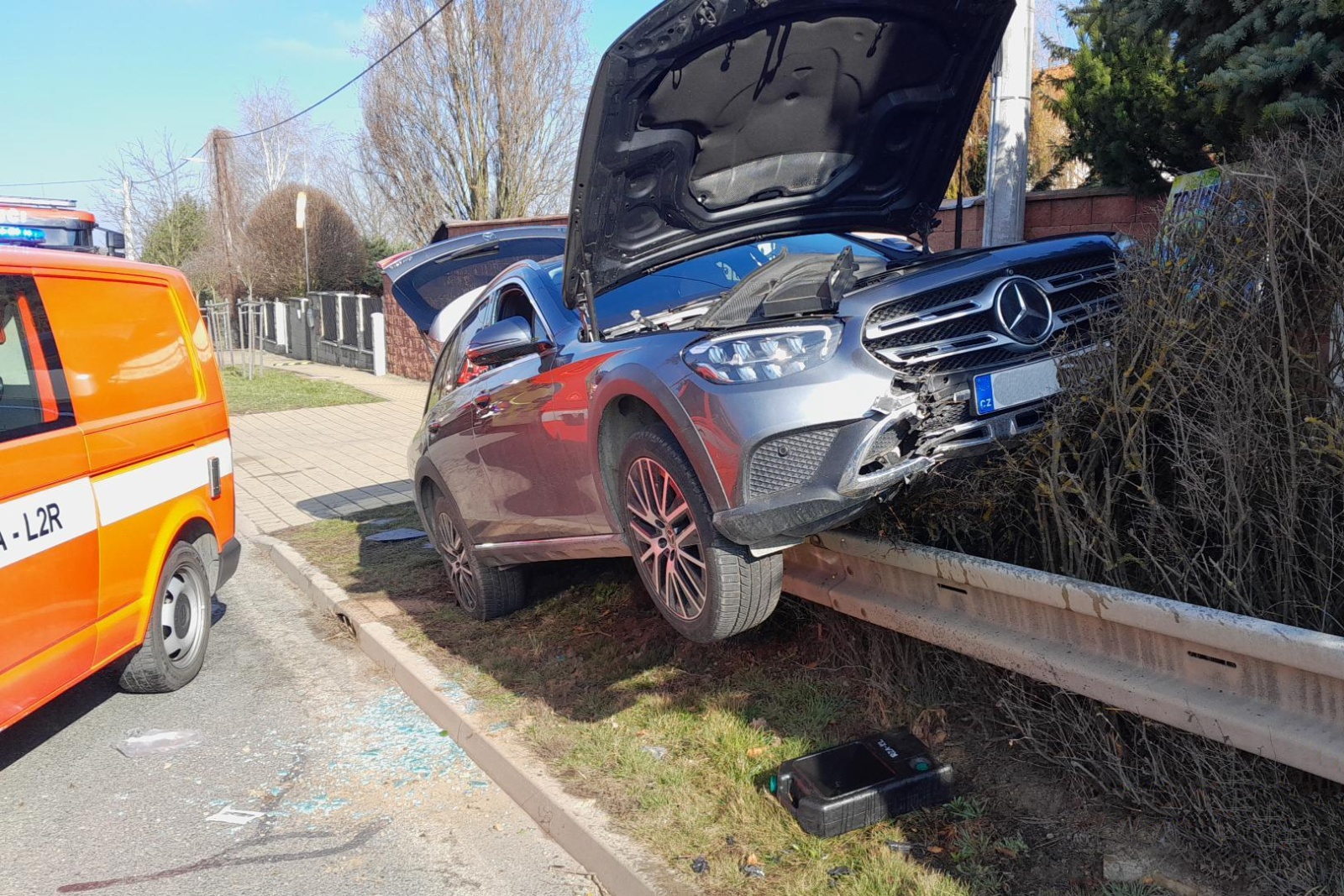 160325-Havárie osobního automobilu za vjezdem do obce Valdek od Velké Dobré na Kladensku.jpg