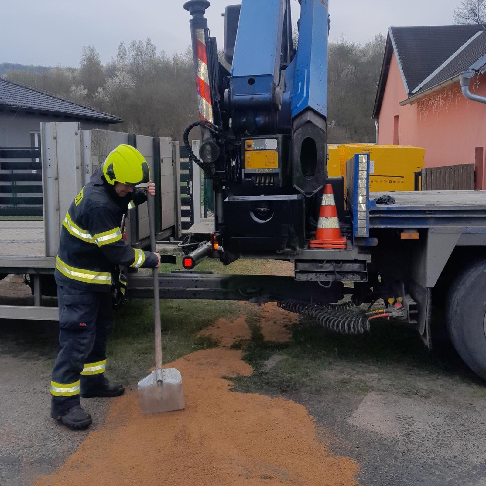160426-Likvidace uniklého oleje z hydraulické ruky v Třebichovicích na Kladensku.jpg