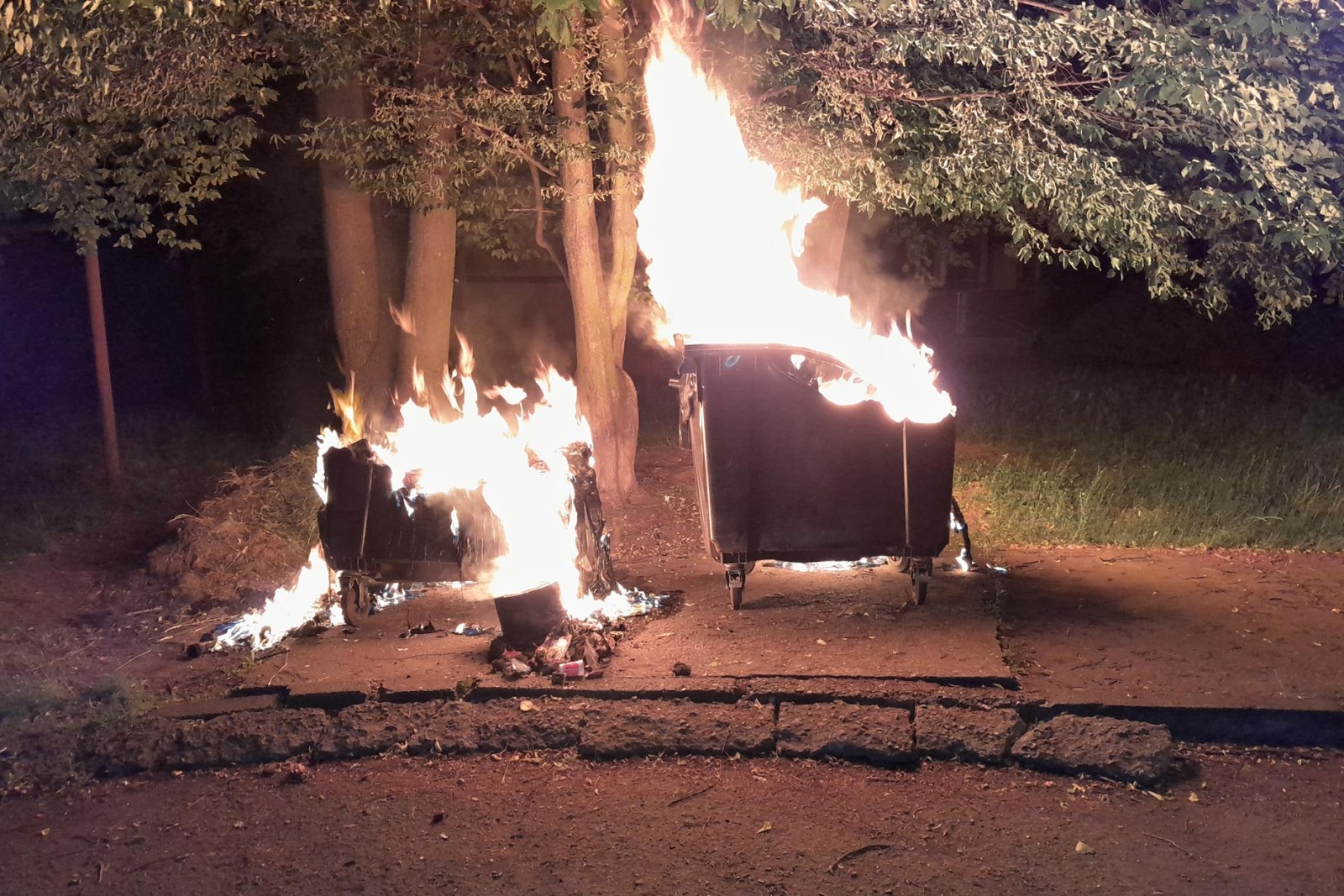 160625-Noční požár kontejnerů na komunální odpad u bytových domů v příbramské Mládežnické ulici.jpg