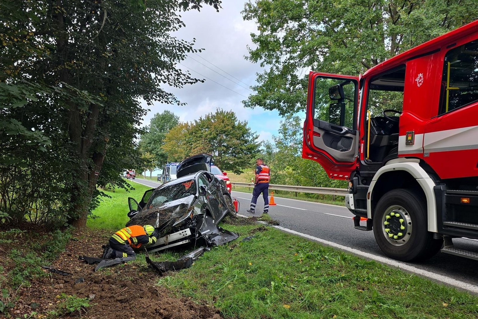 160925-Havárie osobního automobilu na silnici č. 18 z Příbrami do Sedlčan před Vesteckým mostem.jpg