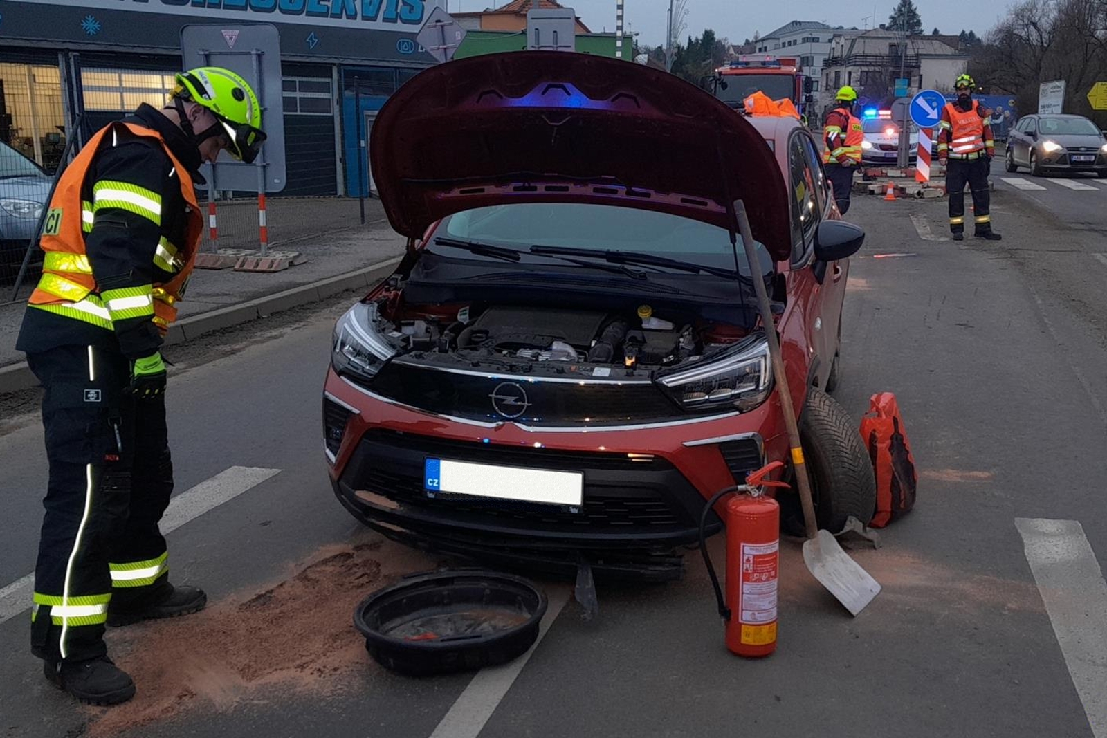 161225-Havárie osobního auta v Pražské ulici v Mníšku pod Brdy.jpg