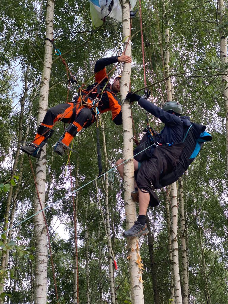 16_ÚLK_záchrana paraglidisty_2.jpg