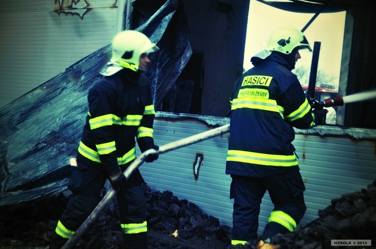 17 27-12-2013 Požár průmyslového objektu - Alojzov (24).JPG