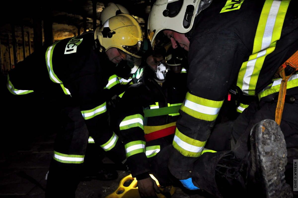 17 6-5-2013 cvičení osoby zavalené zasypané Zábřeh (24).JPG