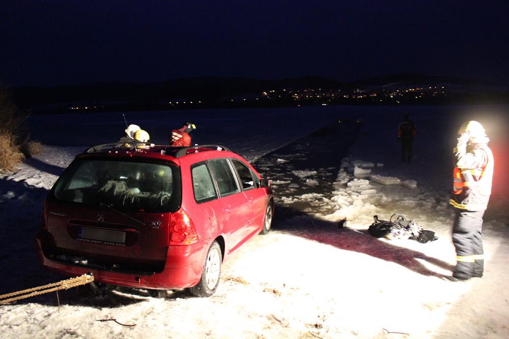 17 Auto pod ledem, Bližší Lhota - 24. 2. 2015 (17).JPG