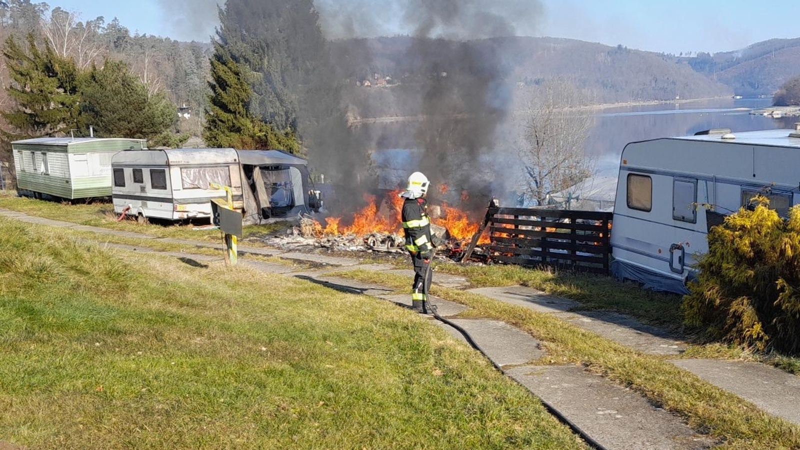 170225-Požár karavanu v kempu Skalice nedaleko obce Buš u Slapské přehrady .jpg