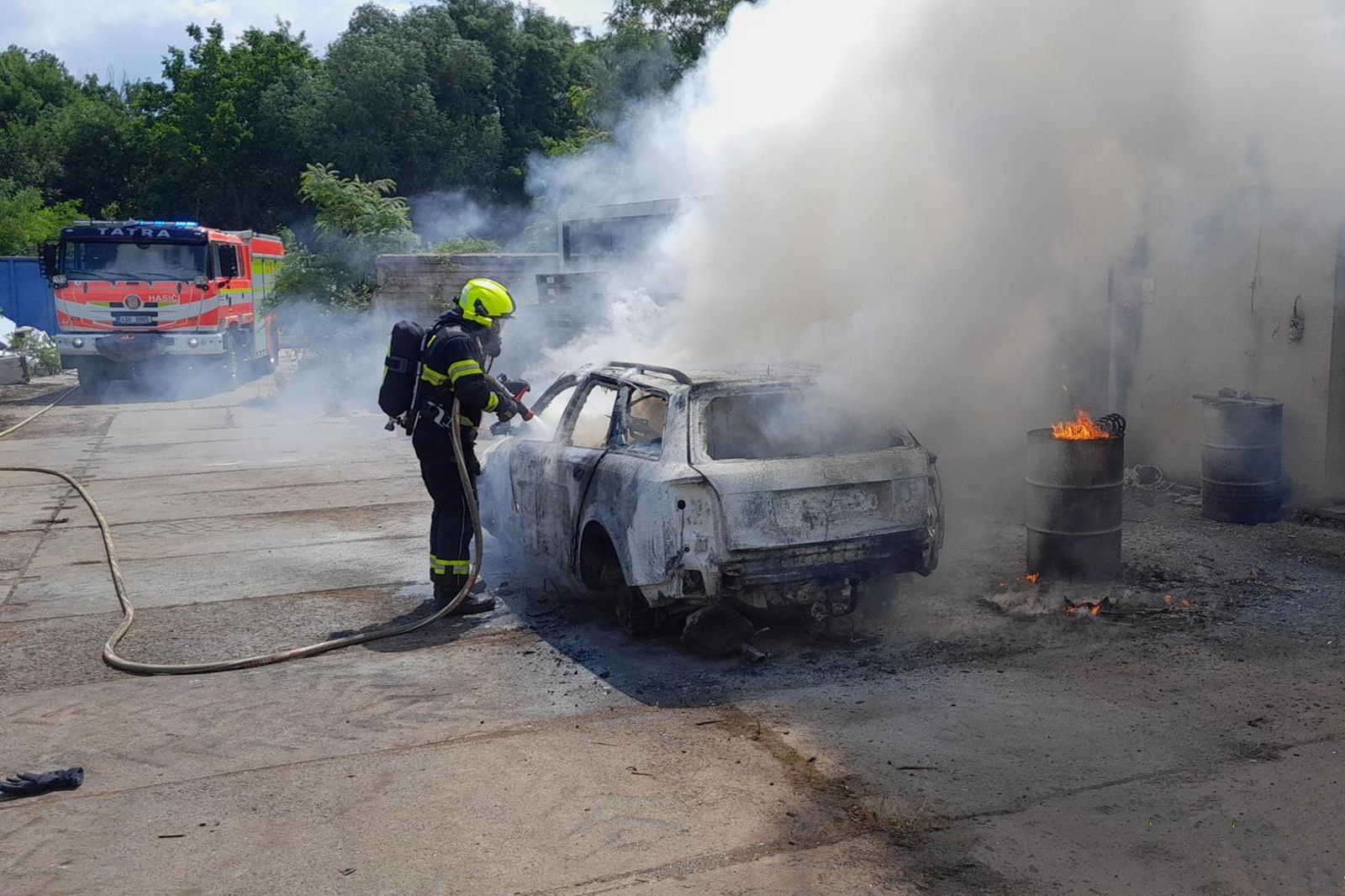 170625-Požár autovraku a sudu s olejem na vrakovišti v Čáslavi na Kutnohorsku.jpg