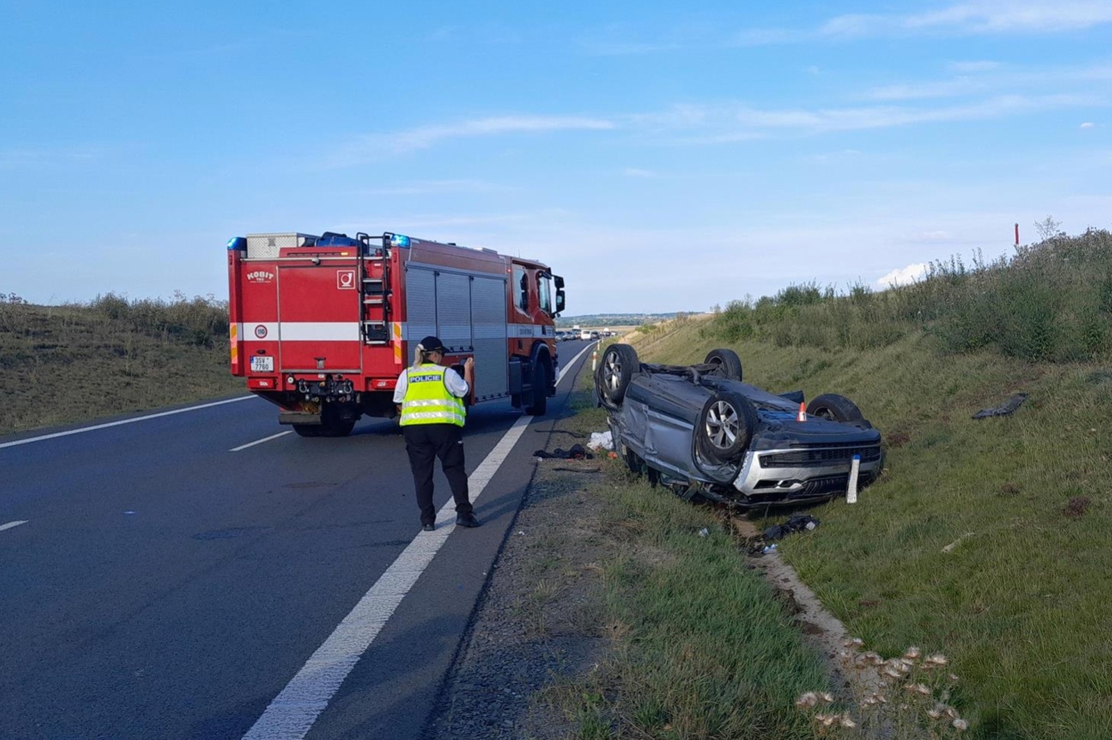 170824-Havárie osobního vozidla na novém úseku silnice č. 16 ze Slaného do Velvar u Hobšovic.jpg