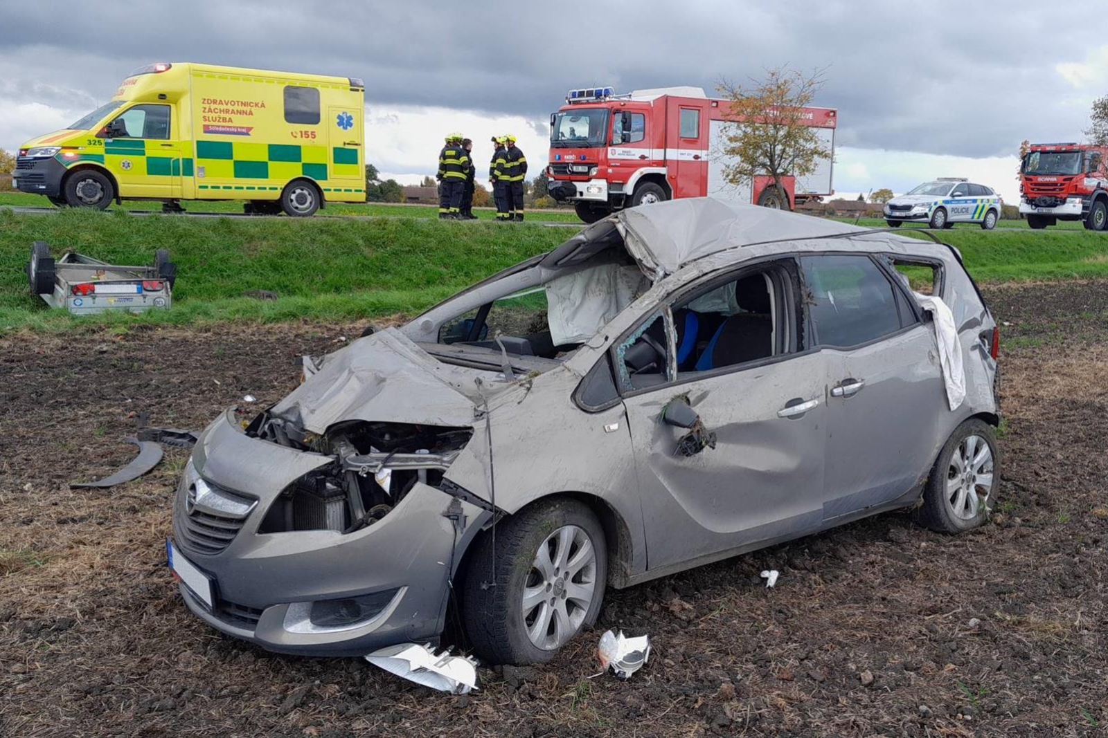 171025-Havárie osobního vozidla na silnici č. 324 mezi obcemi Nový a Střihov na Nymbursku.jpg