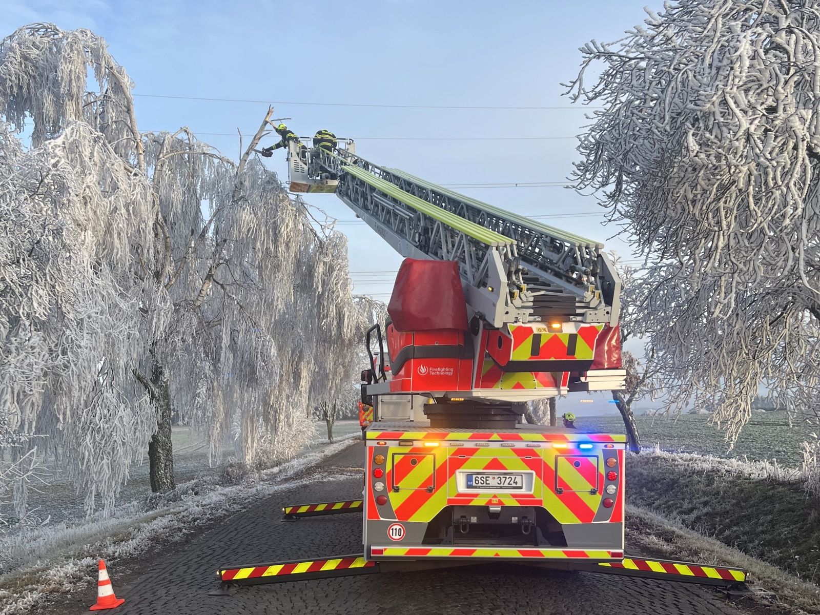 171225-Odstraňování nalomených namrzlých větví mezi dálnicí D4 a obcí Pečice na Příbramsku.jpeg