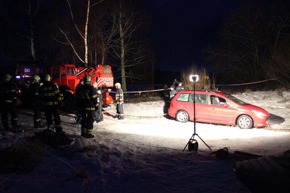 18 Auto pod ledem, Bližší Lhota - 24. 2. 2015 (18).JPG
