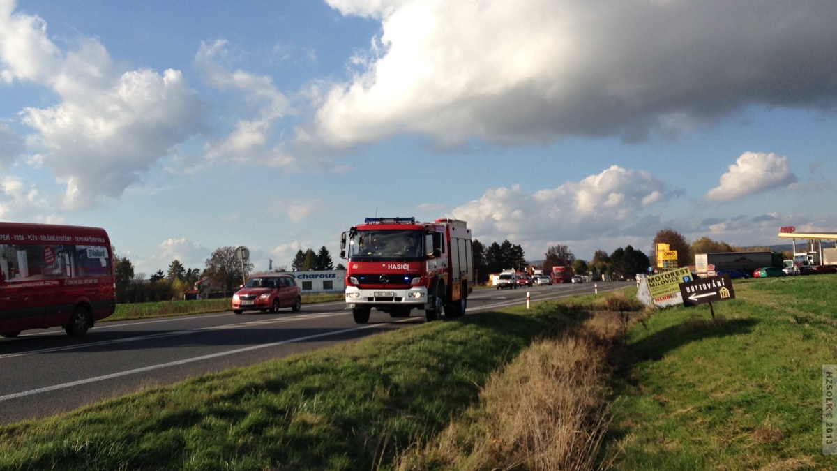 18 Nehoda osobního auta Milovice u Hořic pomoc HZS OLK  (8).JPG