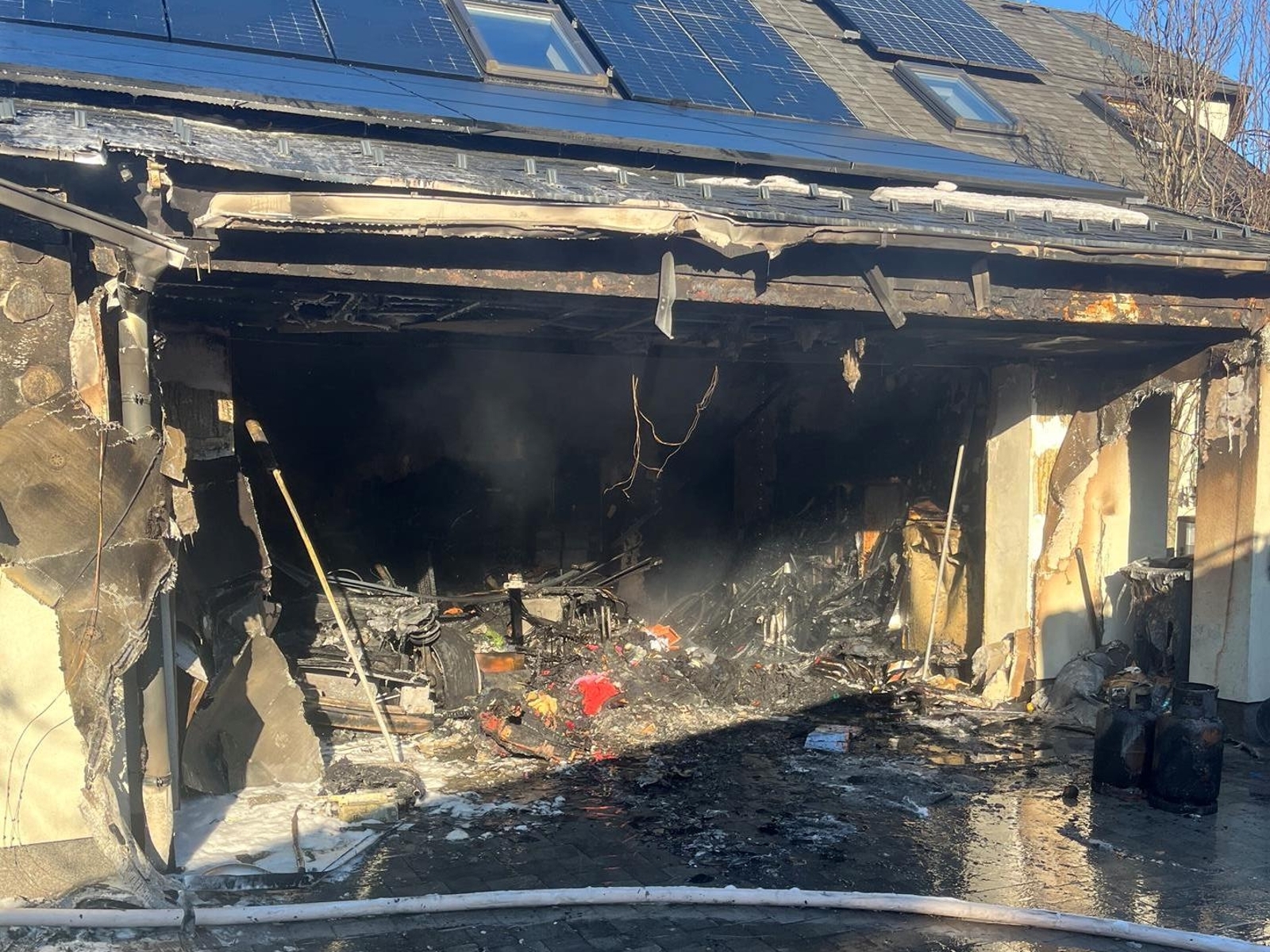 180126-Požár garáží u rodinného domu v obci Horoměřice v okrese Praha-západ.jpg