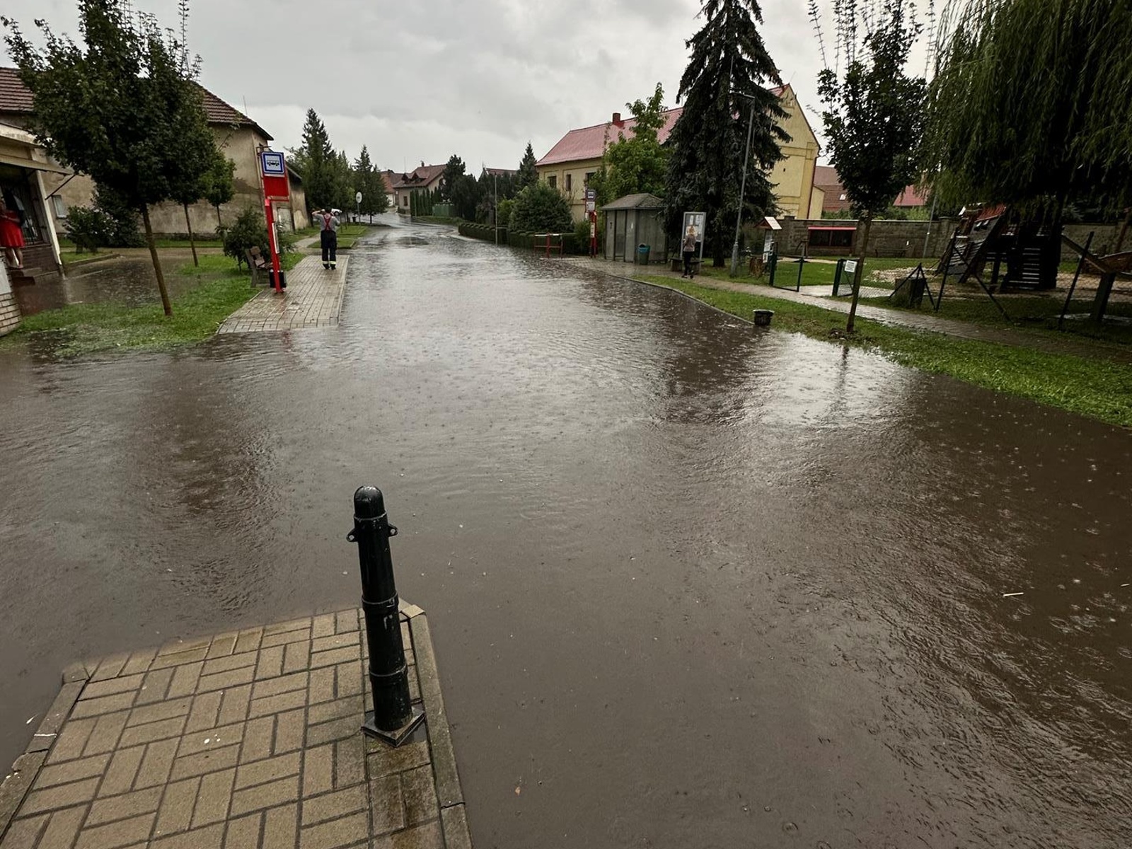 180824-Uvolňování ucpané kanalizace v centru Kozomína na Mělnicku po přívalovém dešti.jpg