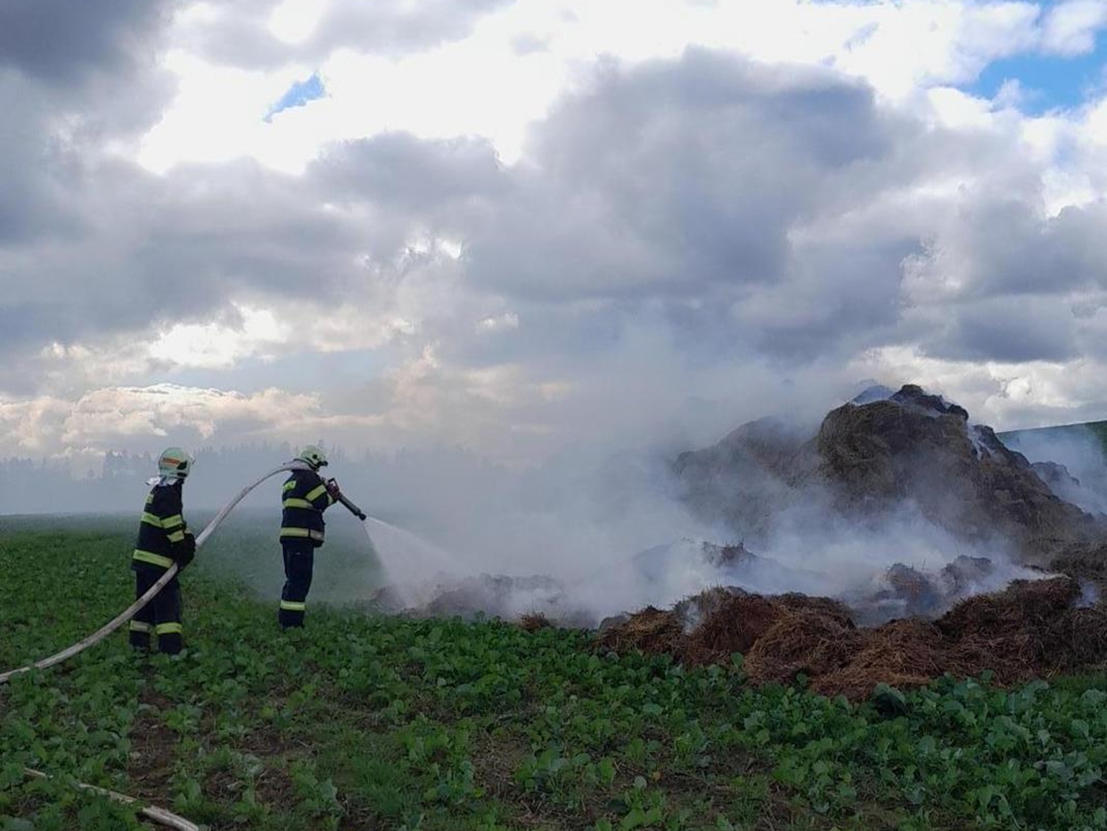181025-Požár hnoje na poli mezi obcemi Soběhrdy a Přestavlky u Čerčan na Benešovsku.jpg