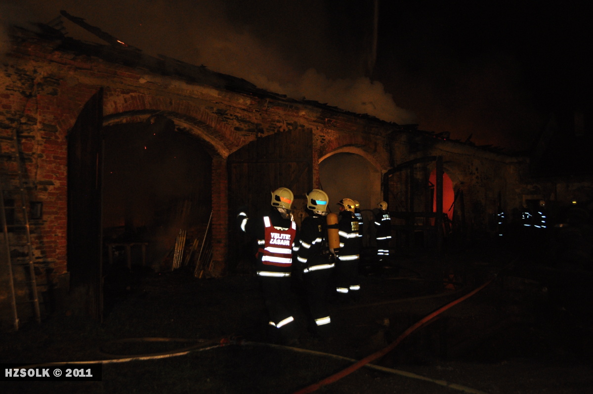 19 22.10.2011 Požár autoservisu a stolárny Ruda nad Moravou - Bohdíkov6.JPG