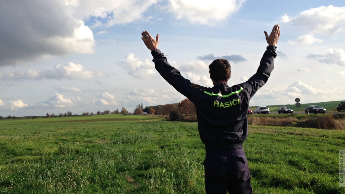 19 Nehoda osobního auta Milovice u Hořic pomoc HZS OLK  (9).JPG