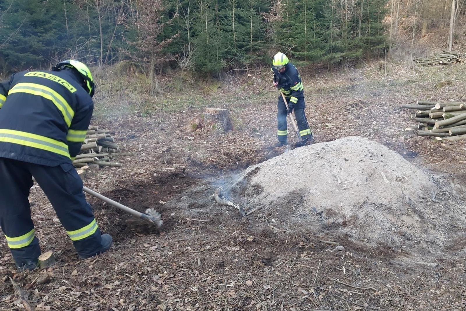 190226-Liikvidace nedohašeného ohniště po pálení při lesní těžbě u Úhonic v okrese Praha-západ.jpg