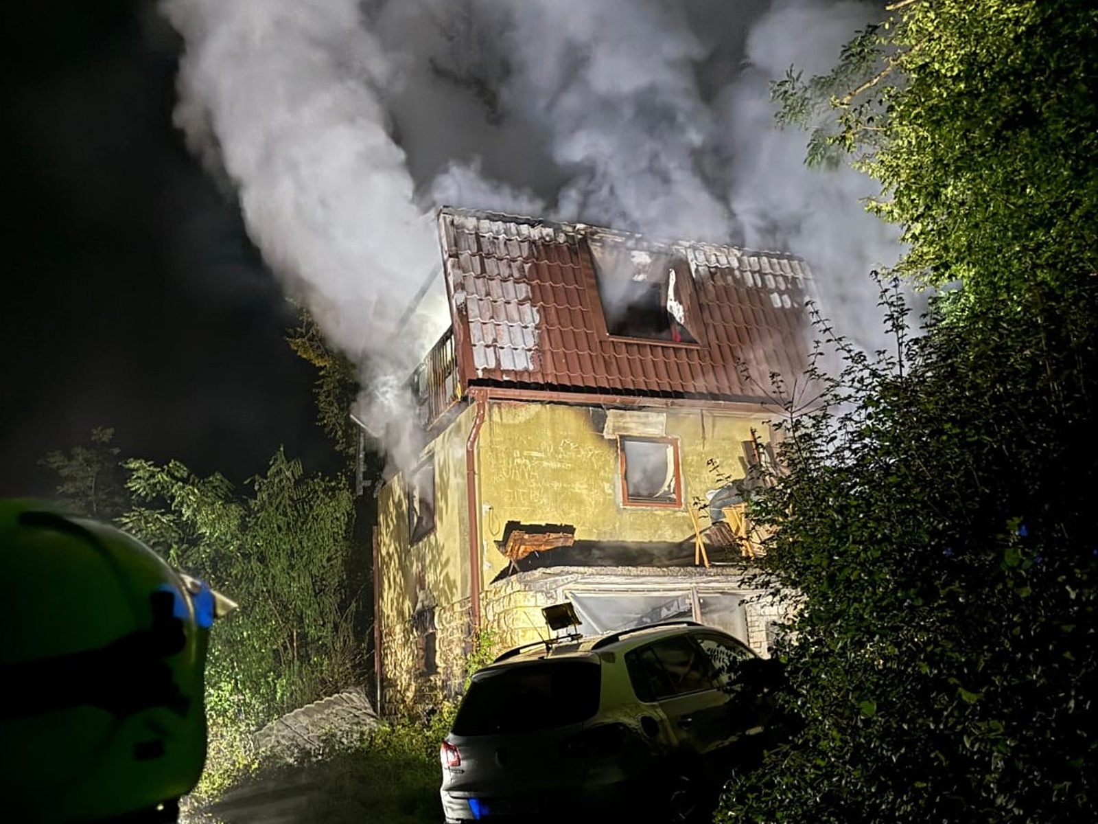 190925-Požár chaty v rekreační oblasti u Valentova mlýna v obci Sýkořice na Rakovnicku.jpg
