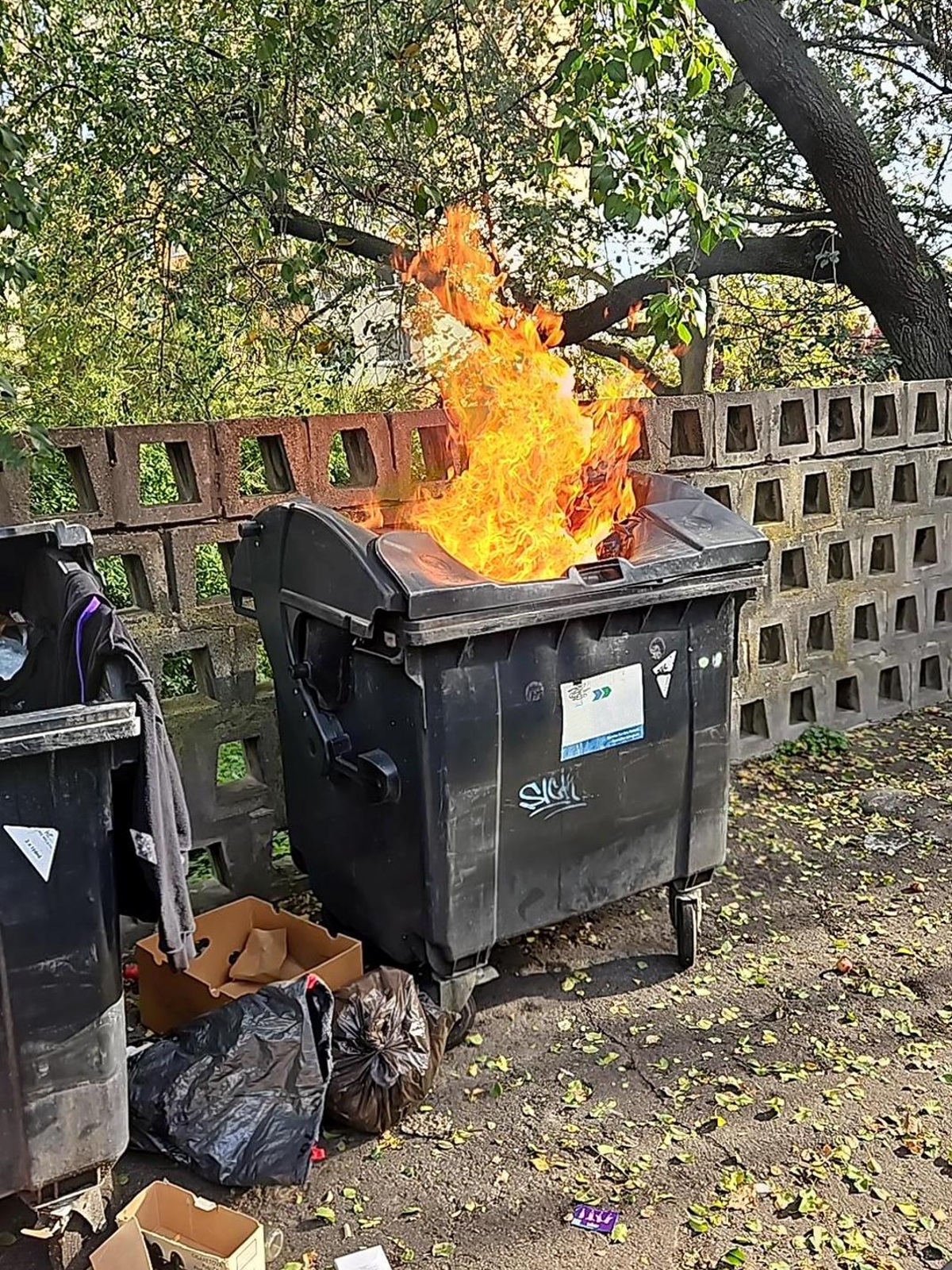 191025-Požár kontejneru na směsný odpad v mělnické Nezvalově ulici.jpg