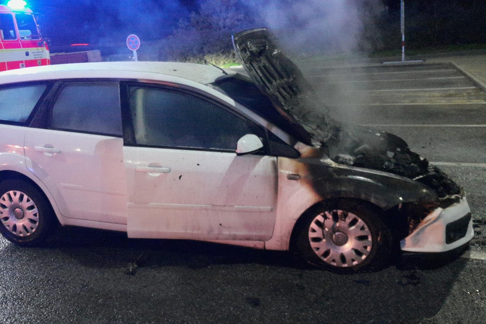 191125-Požár vozidla u čerpací stanice na dálnici D10 poblíž obce Brodce na Mladoboleslavsku.jpg