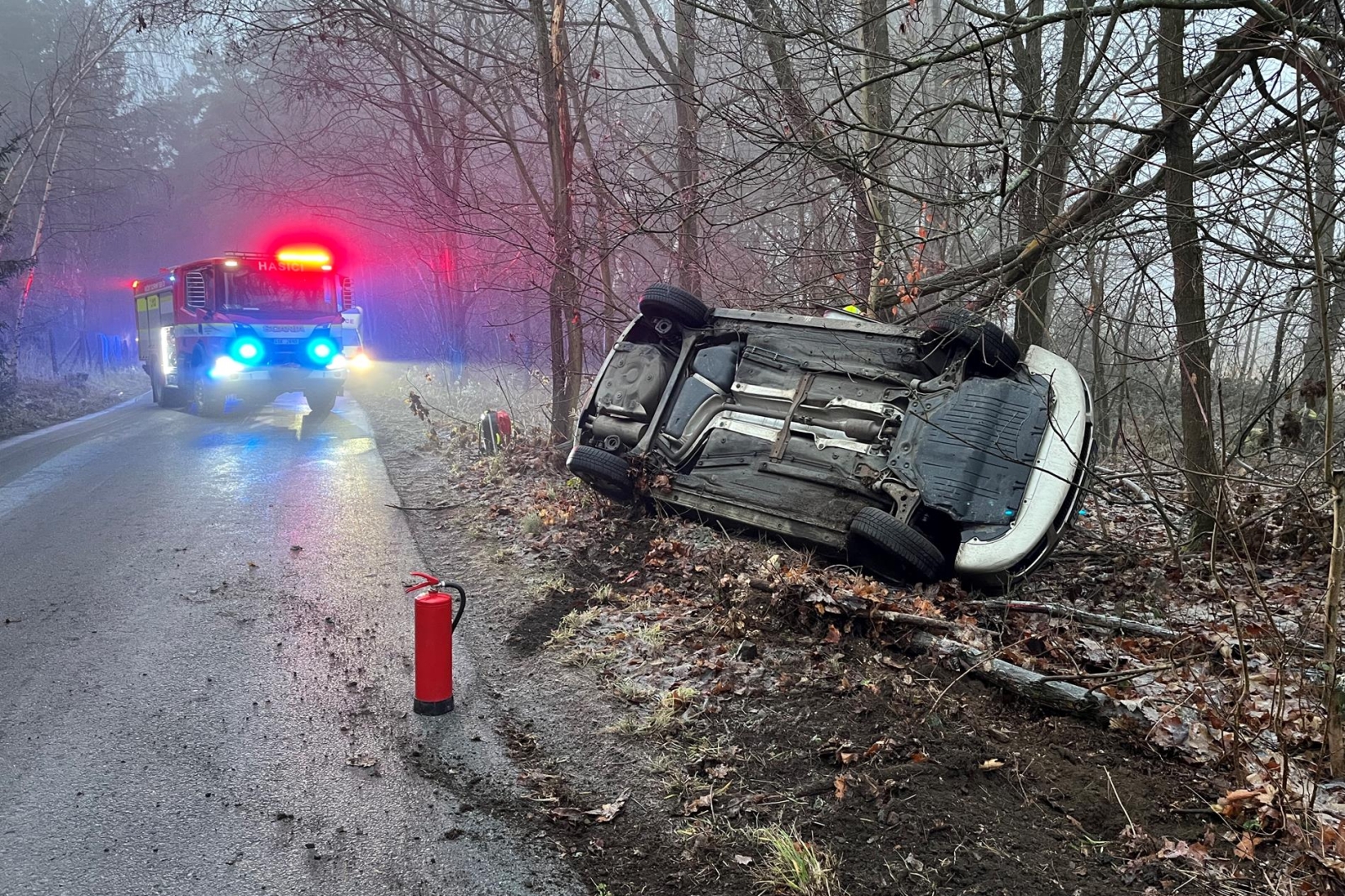 191225-Havárie osobního automobilu poblíž obce Háje na Příbramsku.jpg
