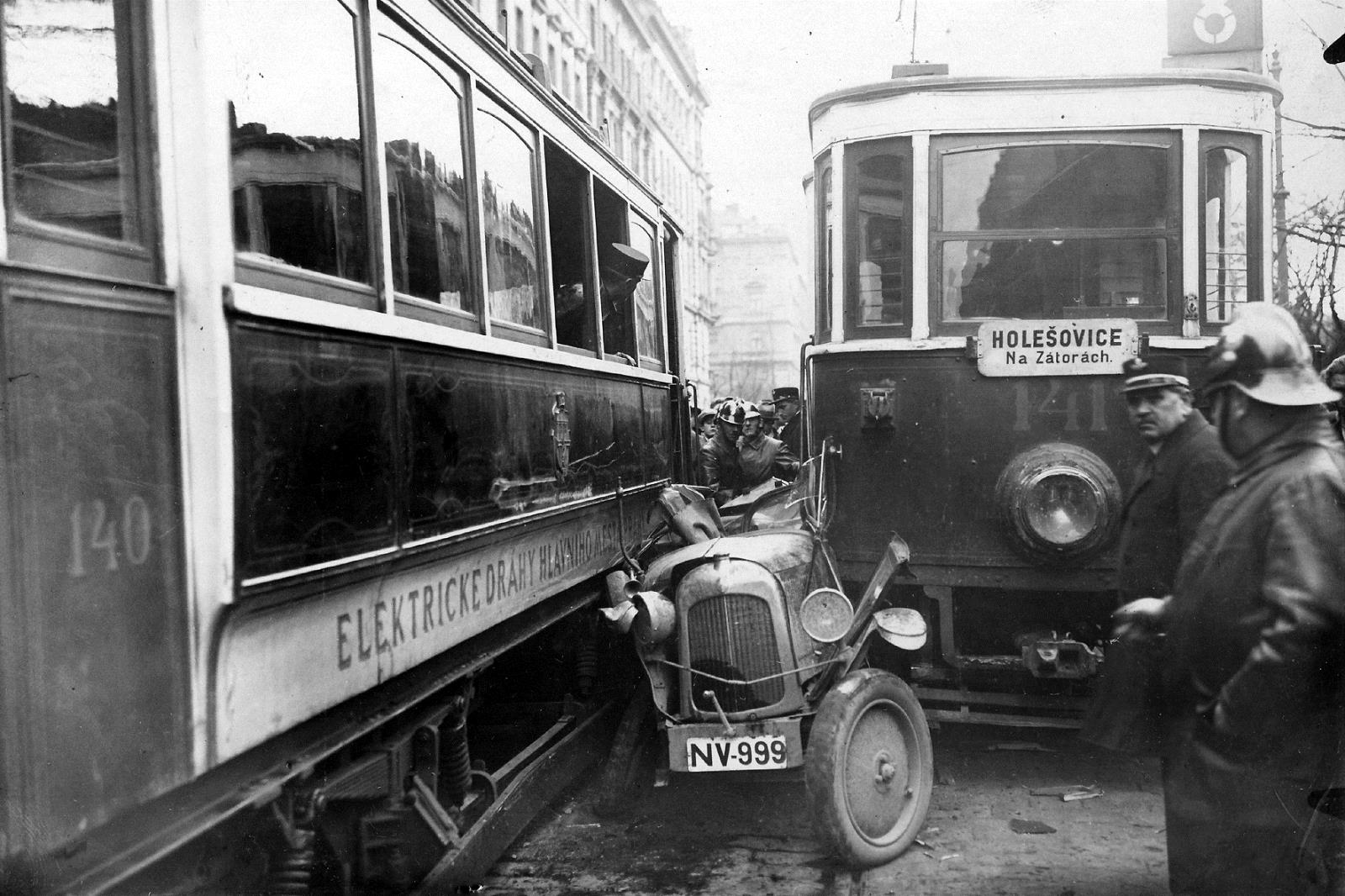 1927_22_002  VyproÁton° OA po DN s vozy el. dr†hy v Praze II, Sokolska tż°do  11.11. 1927.jpg