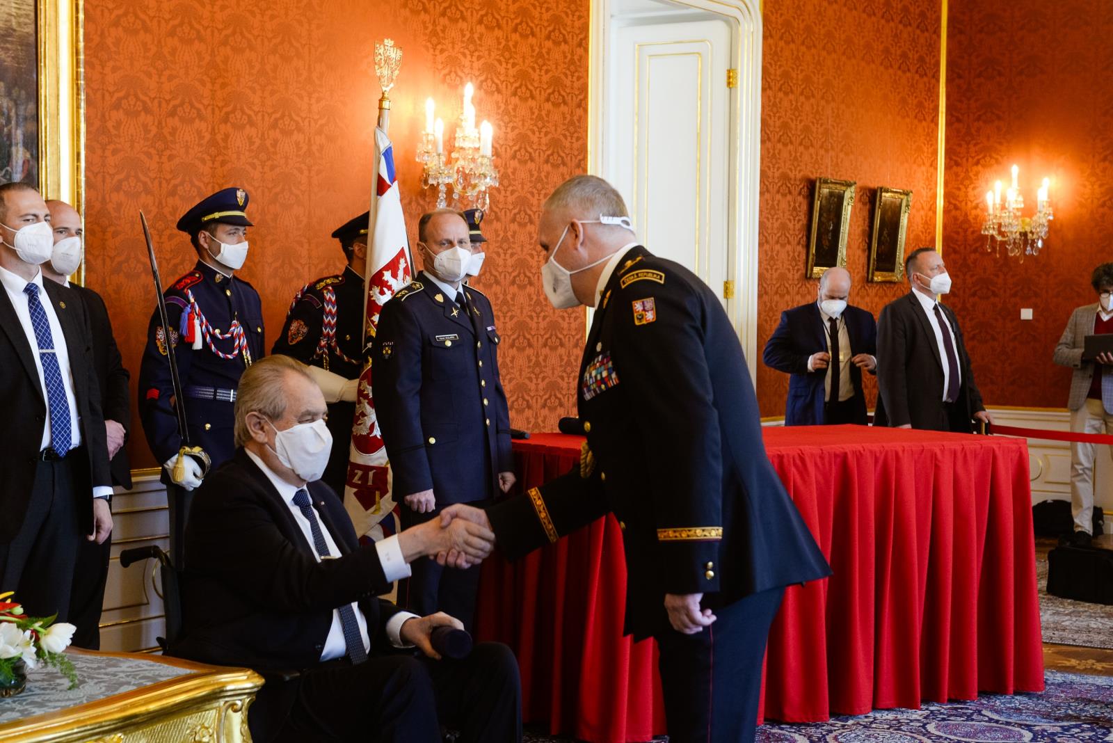 19_gen. mjr. Ing. Vladimír Vlček, Ph.D.,MBA si podává ruku s prezidentem Milošem Zemanem.jpg