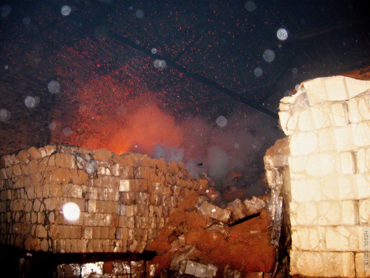 2 22-6-2013 Požár budovy - peletky Loučka (2).JPG