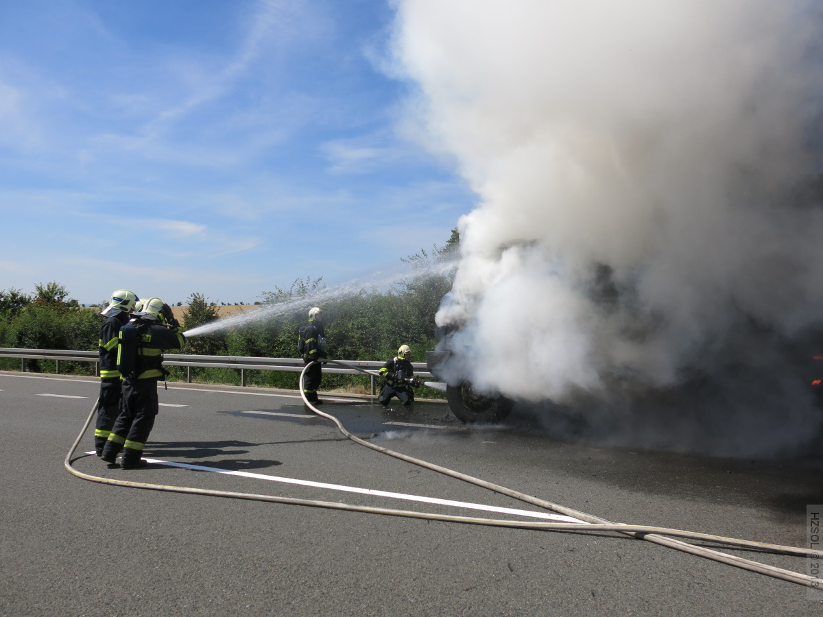 2 24-7-2013 Požár NA R35 sjezd Přáslavice (2).JPG