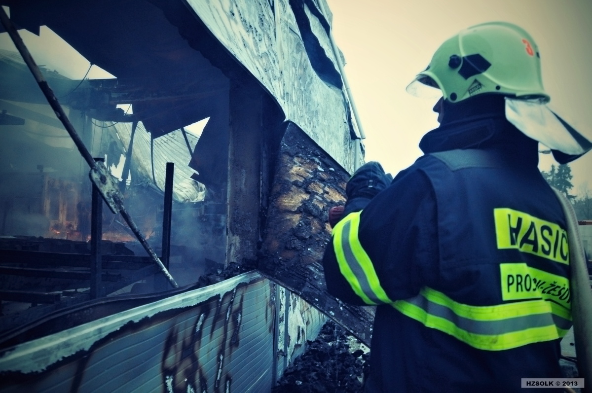 2 27-12-2013 Požár průmyslového objektu - Alojzov (10).JPG