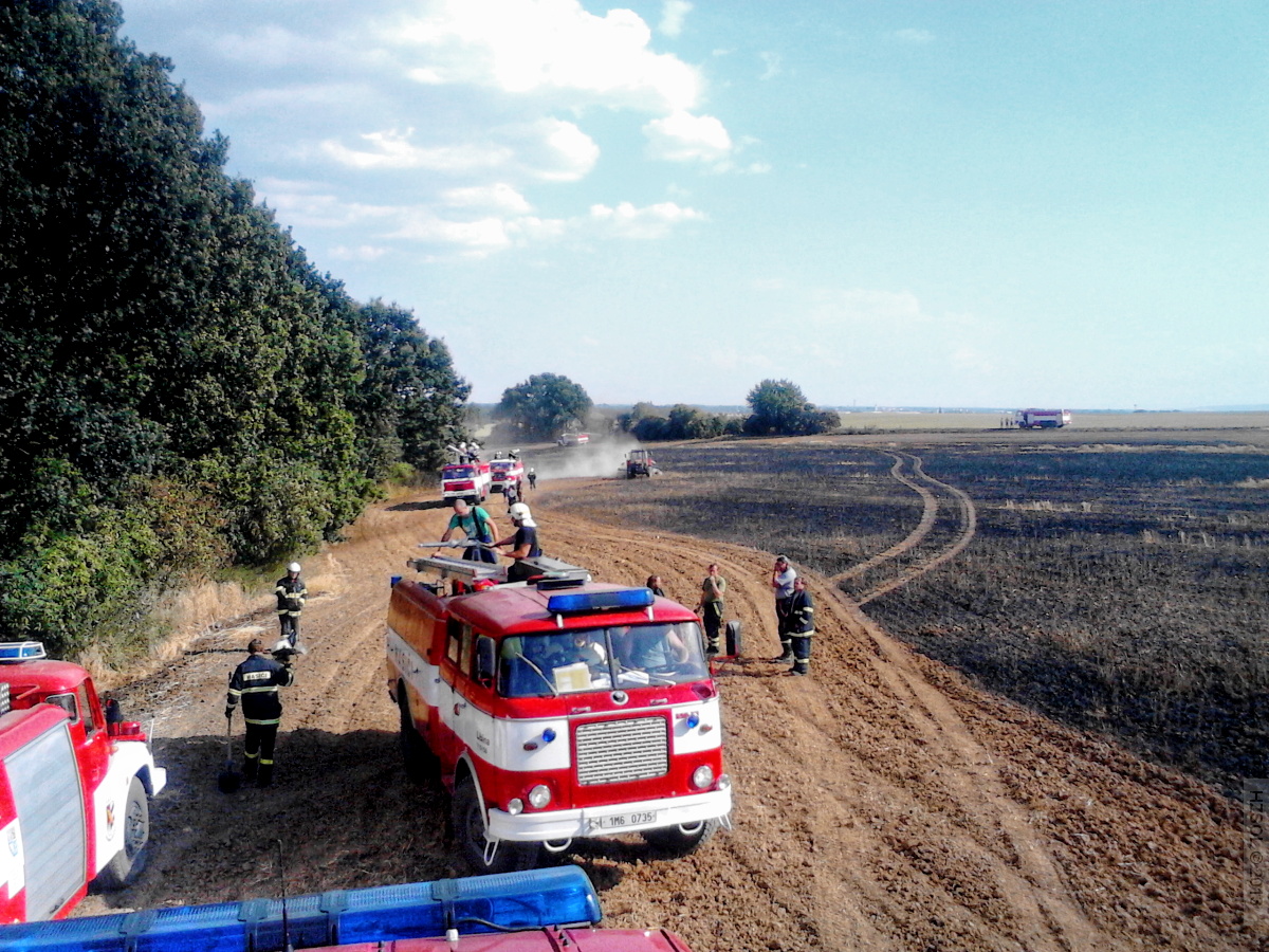 2 3-8-2013 Požár pole Nová Hradečná (2).jpg