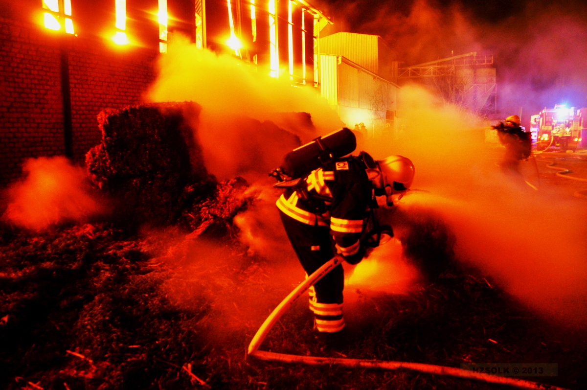 2 5-11-2013 POŽÁR HALY BRODEK U PROSTĚJOVA - SKLAD SLÁMY (10).JPG