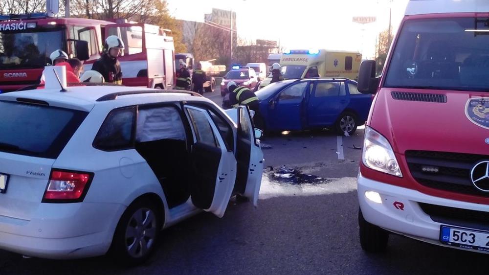 2 Dopravní nehoda 2 OA, České Budějovice - 19. 4. 2016 (2).jpg