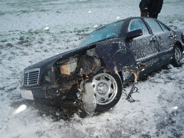 2 Dopravní nehoda 2 OA a kamión, Pištín - 6. 12. 2013 (2).jpg