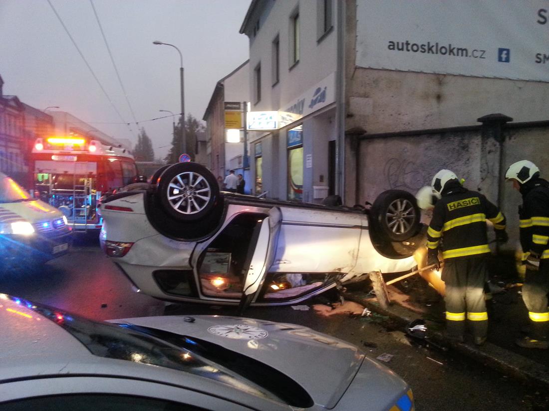 2 Dopravní nehoda OA, České Budějovice - 15. 10. 2015 (2).jpg
