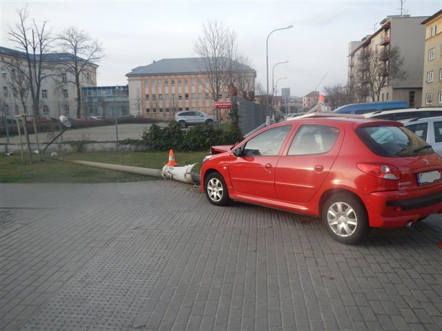 2 Dopravní nehoda OA, České Budějovice - 21. 3. 2014 (4).jpg