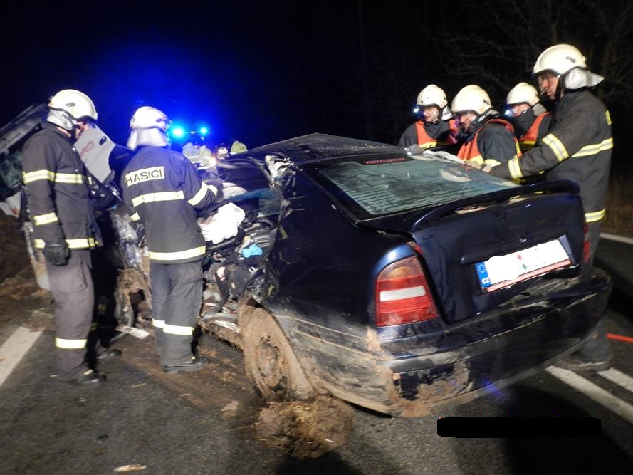2 Dopravní nehoda OA a NA, Zárybničná Lhota - 5. 3. 2015 (2).jpg