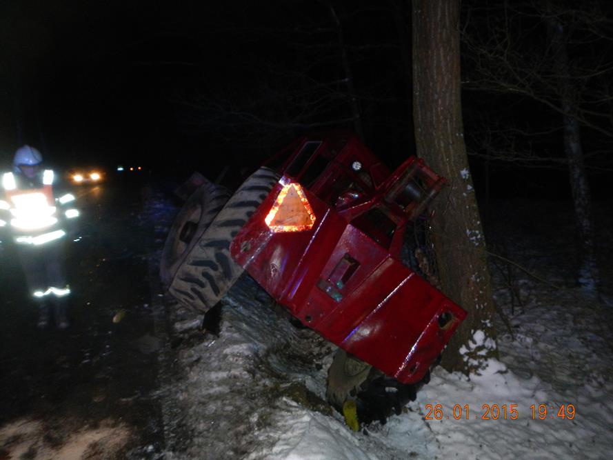 2 Dopravní nehoda OA a traktor, Žár - 26. 1. 2015 (3).JPG