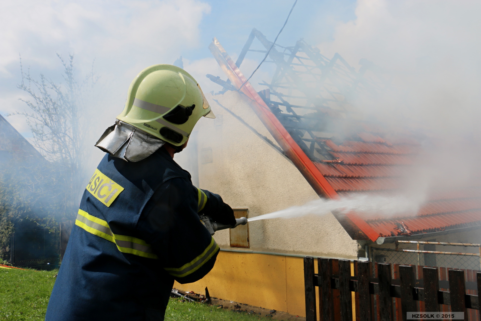 2 P_NB_26-4-2015 požár RD Nové Valteřice (10).JPG