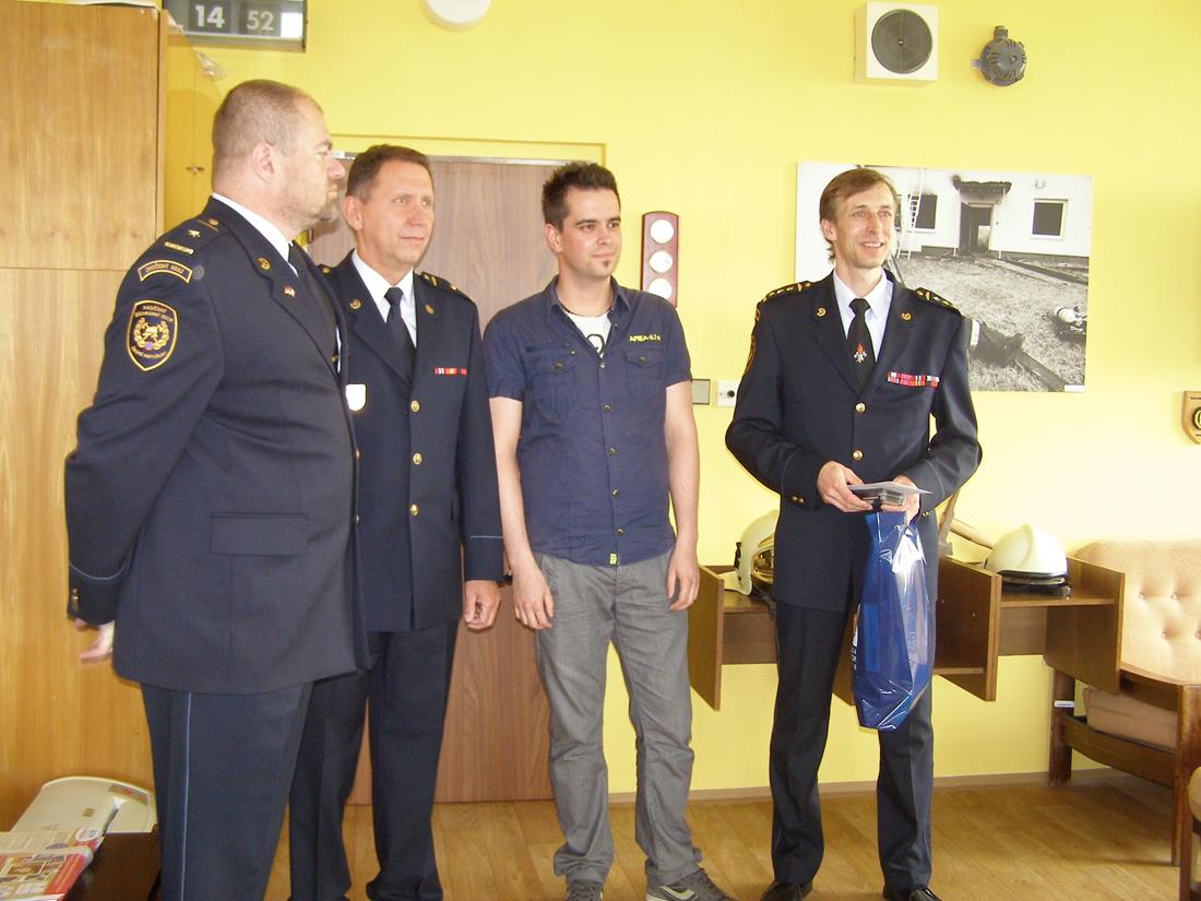 2 Plk. Hojsák oceňuje hrdinský čin Michala Lutovského (1).JPG