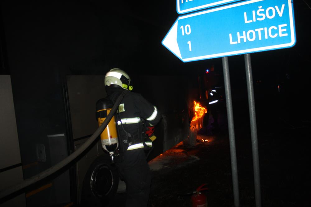 2 Požár autobusu, Lhotice - 26. 3. 2015 (4).JPG