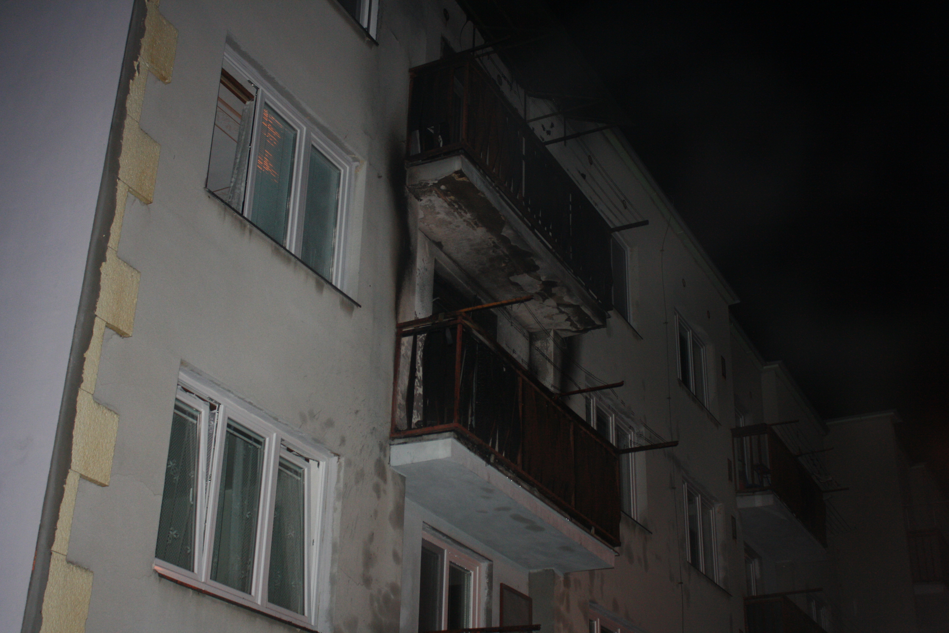 2 Požár balkónu, Hluboká nad Vltavou - 2. 4. 2014 (5).JPG