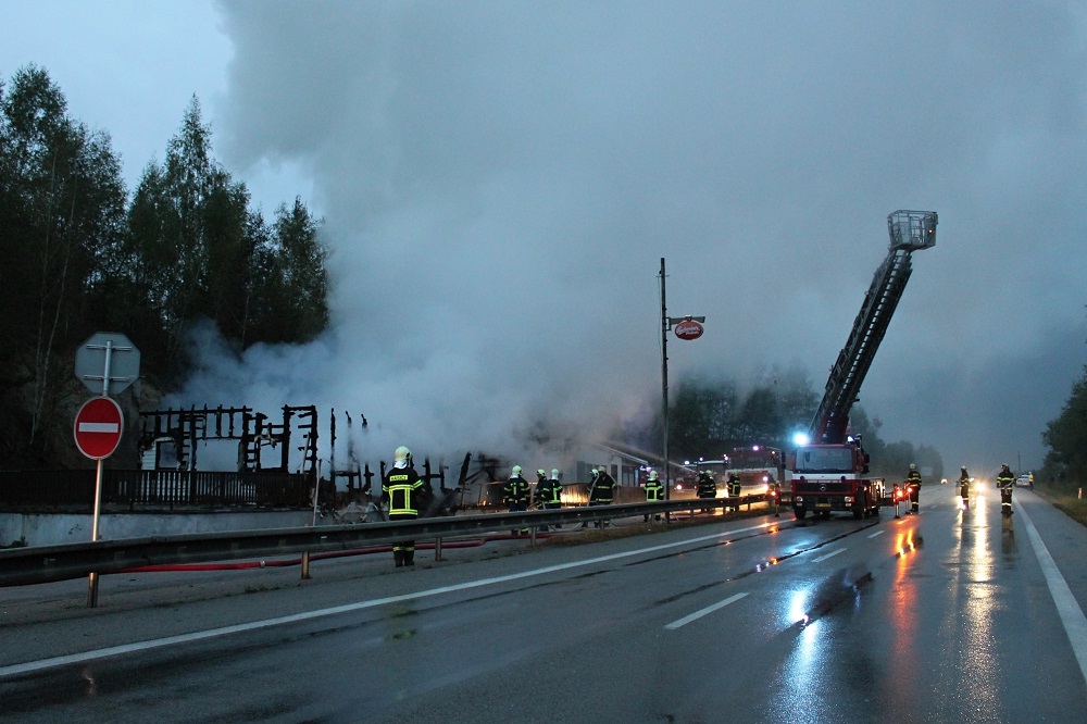 2 Požár motorestu, Dolní Dvořiště - 2. 9. 2014 (7).jpg