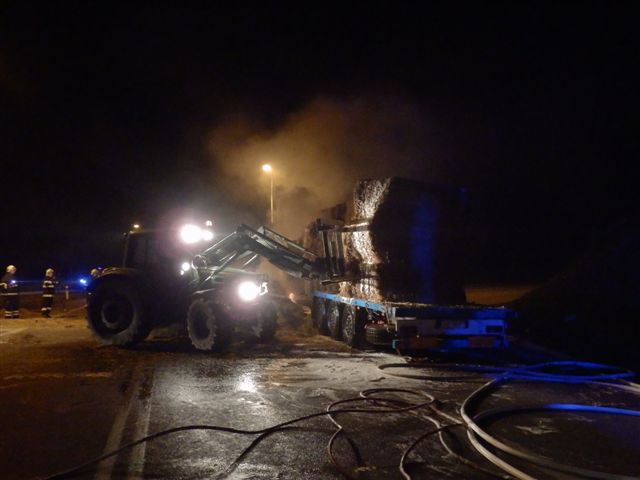 2 Požár návěsu s balíky slámy, Jindřichův Hradec - 13. 1. 2015 (4).JPG