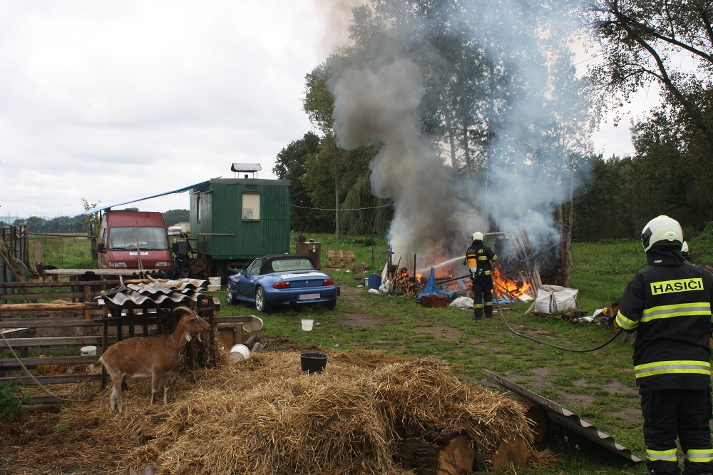 2 Požár přístřešku, Bavorovice - 23. 9. 2014 (3).JPG